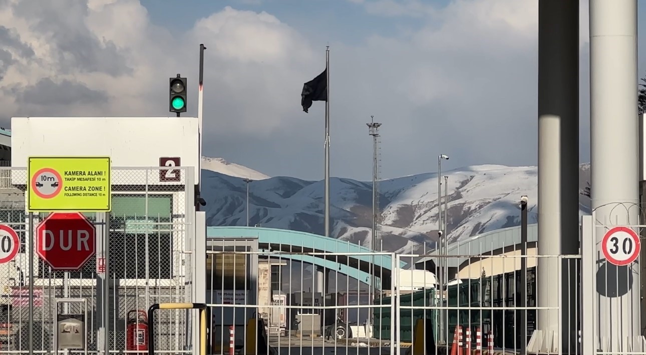 esendere sinir kapisinda kisitlama iran tarafinda dev siyah bayrak dikkat cekti 11 KUJq6THm