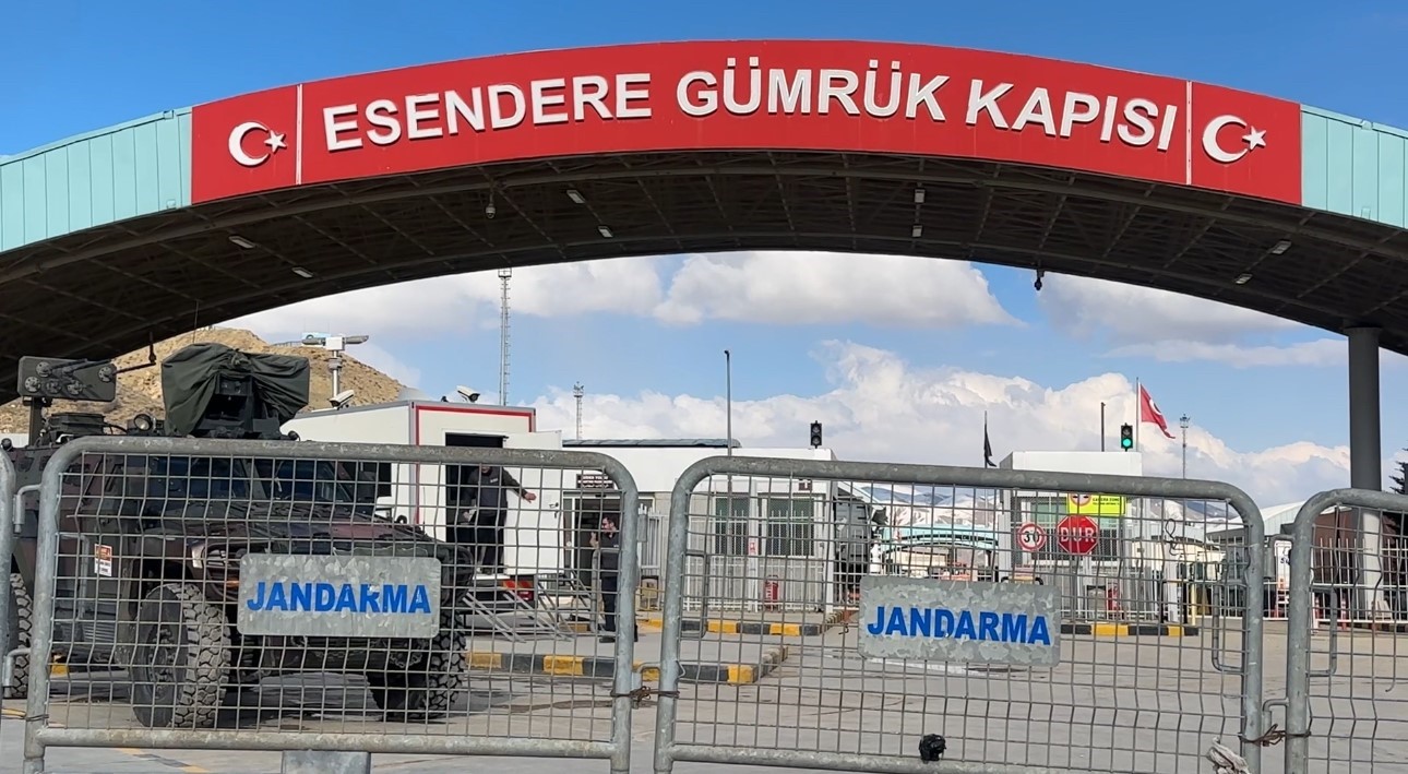 esendere sinir kapisinda kisitlama iran tarafinda dev siyah bayrak dikkat cekti 3 qvhFrGpL
