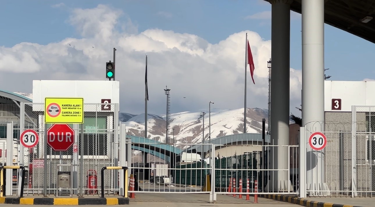 esendere sinir kapisinda kisitlama iran tarafinda dev siyah bayrak dikkat cekti 4 vy3bczlr