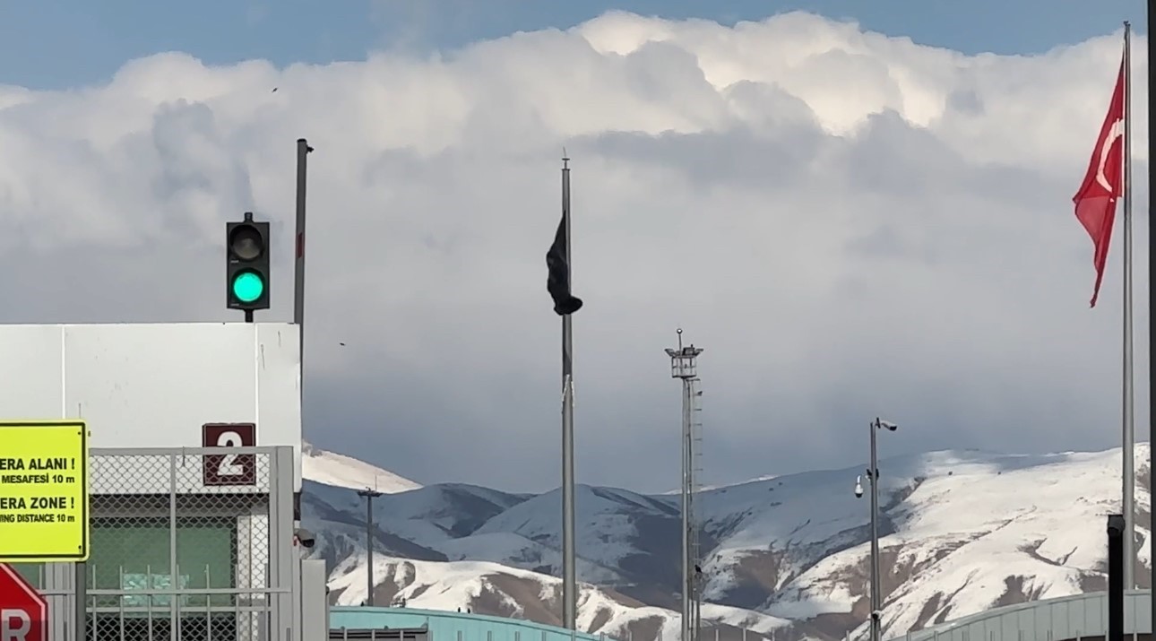 esendere sinir kapisinda kisitlama iran tarafinda dev siyah bayrak dikkat cekti 6 dKluLDJv