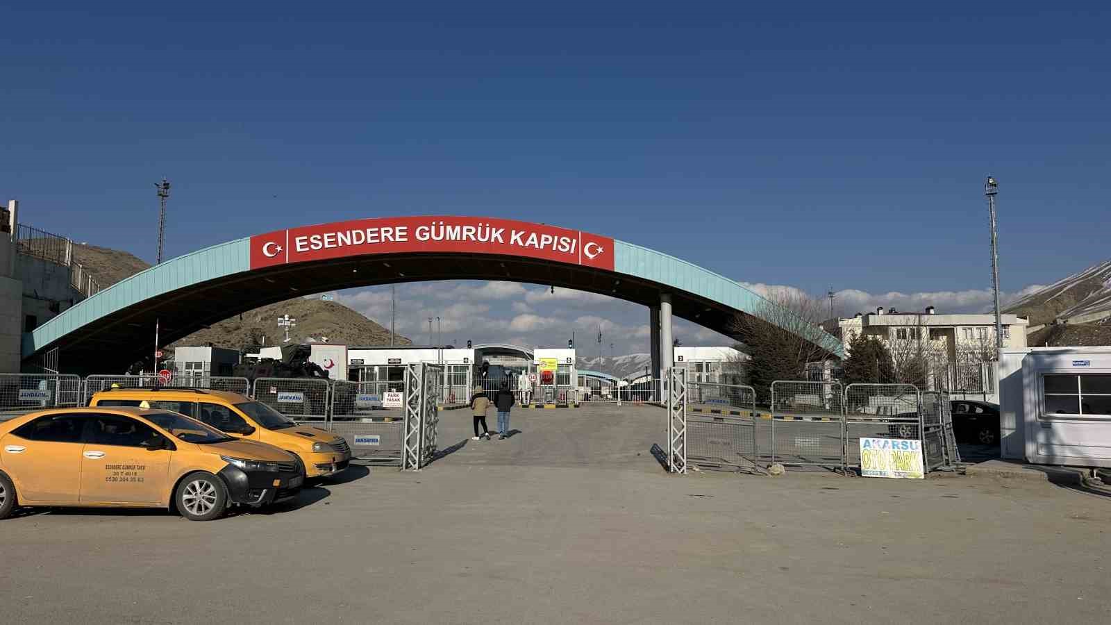 esendere sinir kapisinda sessiz bekleyis 0