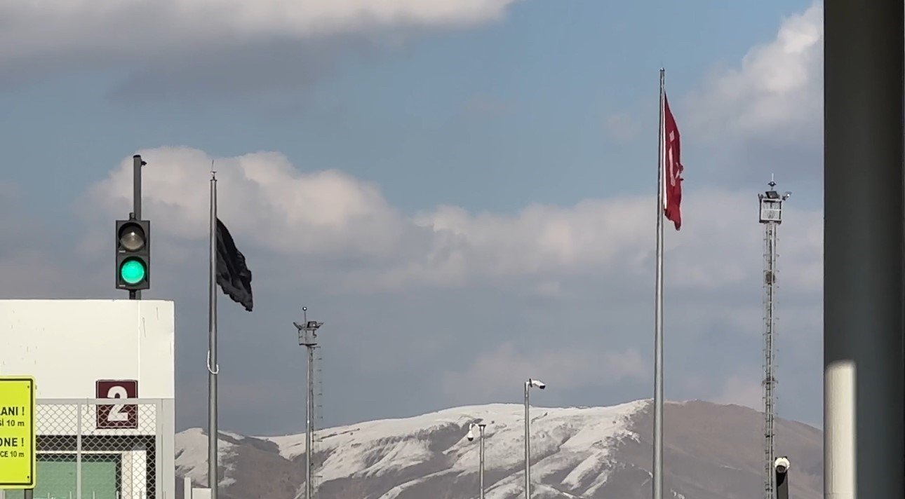 esendere sinir kapisinda sessiz bekleyis 1 FEI5X5Fi
