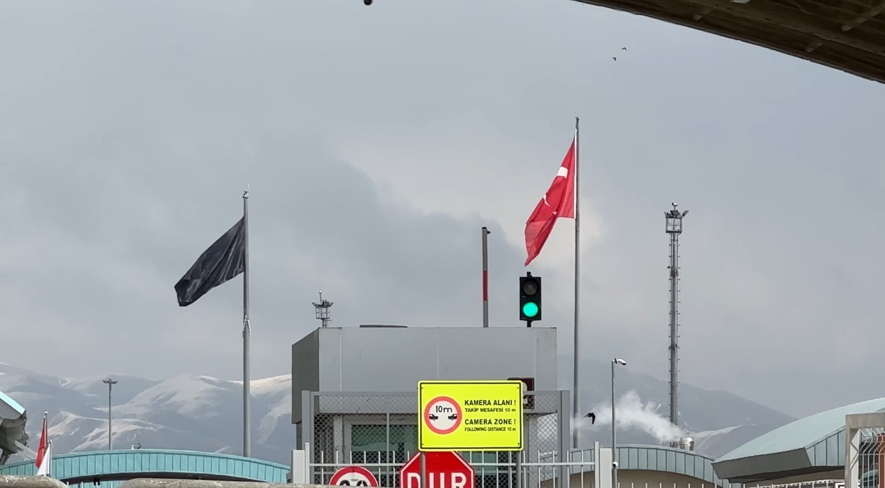 esendere sinir kapisinda sessiz bekleyis suruyor 2 nCvTaAr3