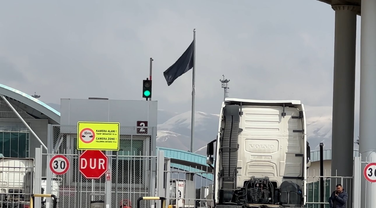 esendere sinir kapisinda sessiz bekleyis suruyor 6 FL9RBFqn