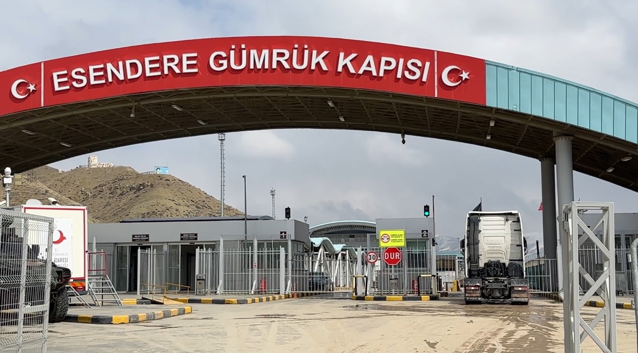 esendere sinir kapisinda sessiz bekleyis suruyor 8 CpRZ3V3b