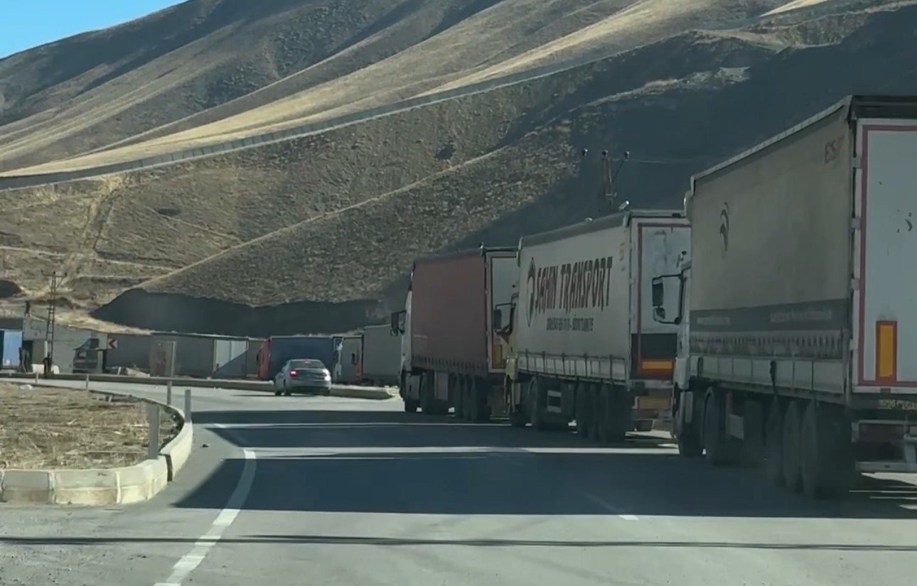 esenderede tir kuyrugu 2 kilometreyi buldu 3 7w5ddRSL