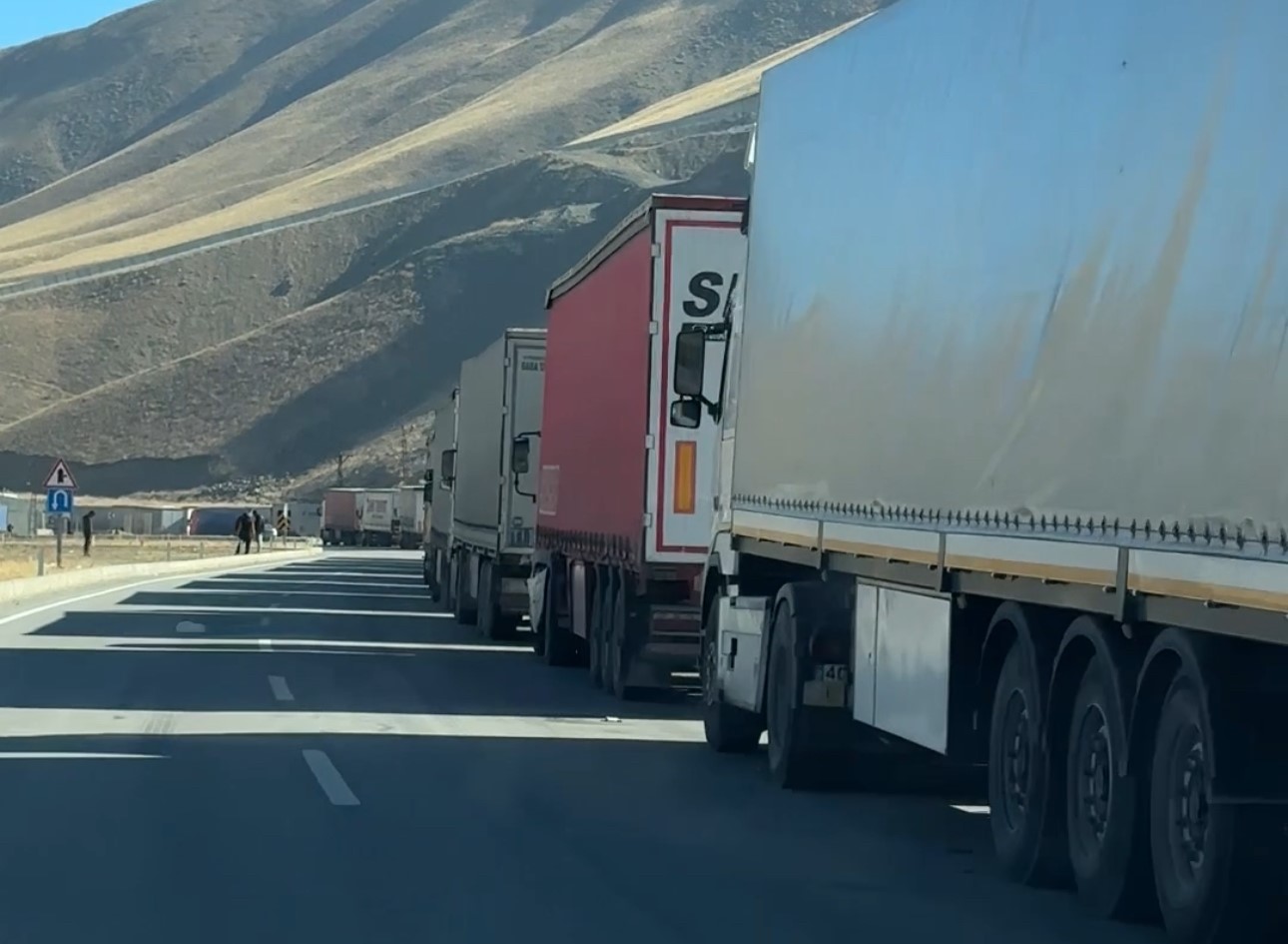 esenderede tir kuyrugu 2 kilometreyi buldu 4 34GCvVRI