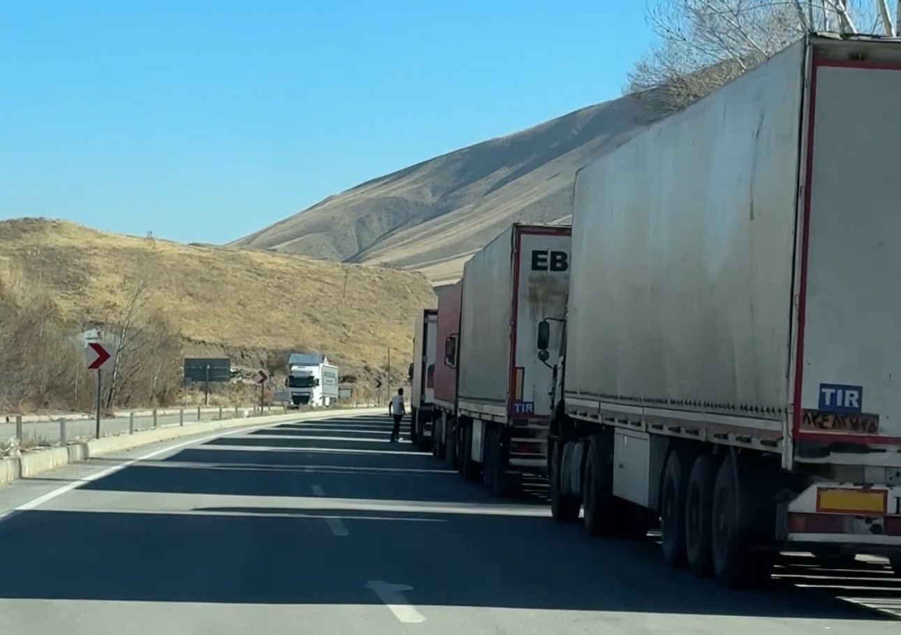 esenderede tir kuyrugu 2 kilometreyi buldu 5 GbwH3d2B
