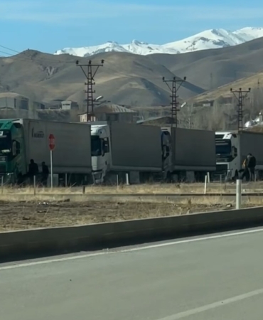 esenderede-tir-kuyrugu-2-kilometreyi-buldu-mIbtrBuU.jpg