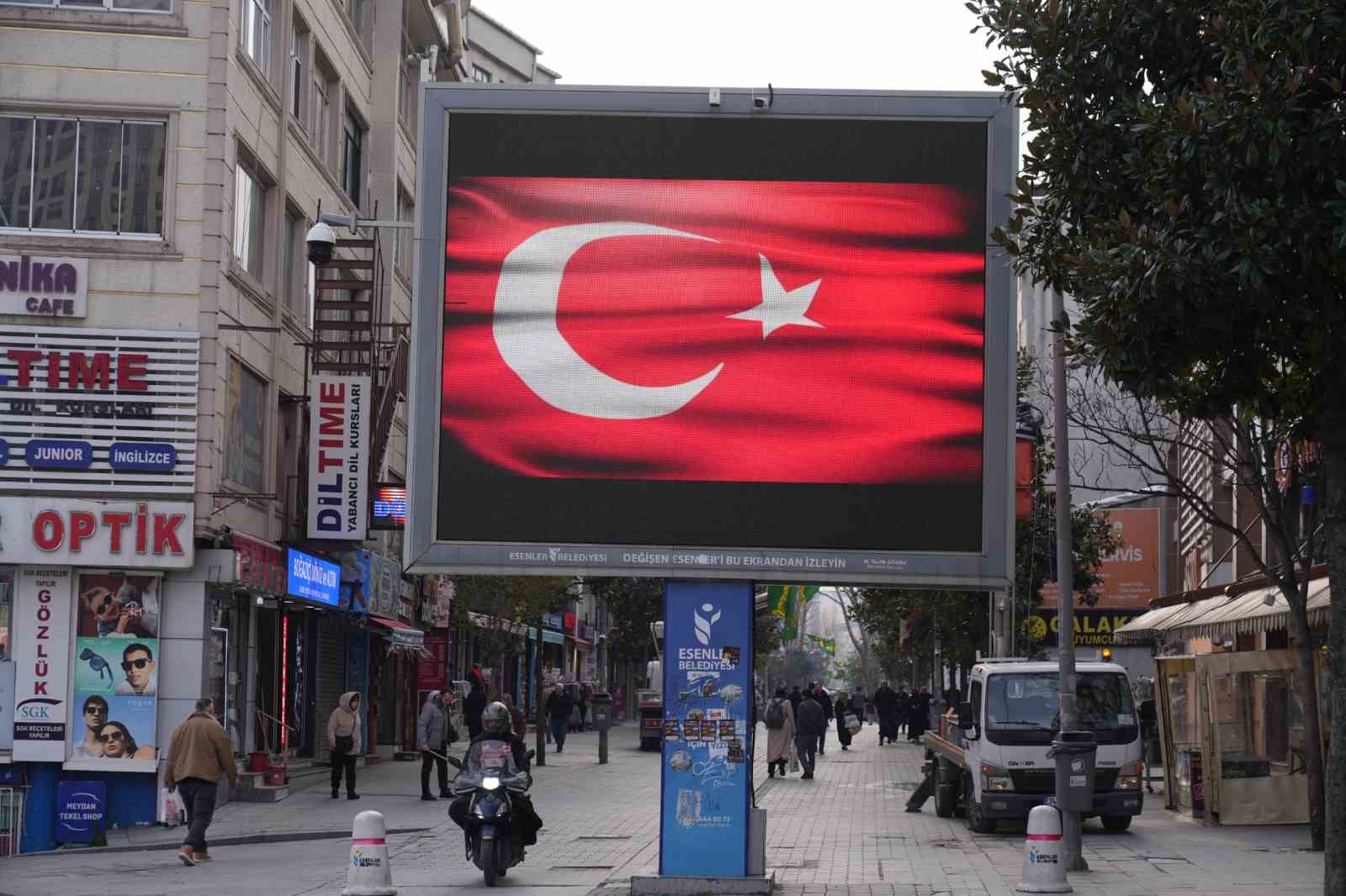 esenler ay yildizli bayraga burundu 3 Ntn3wFkJ