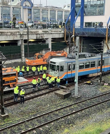 esenler-otogar-duraginda-metro-raydan-cikti-ulasimda-aksamalar-yasaniyor-vynMPtAO.jpg