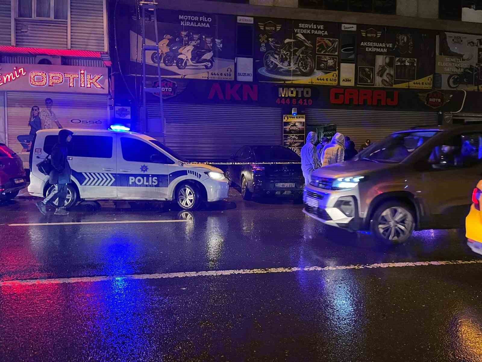 esenler tuna mahallesinde bir is merkezinde cikan yanginda ekipler tarafindan binanin icinde 2 kisinin zLiWKnIJ