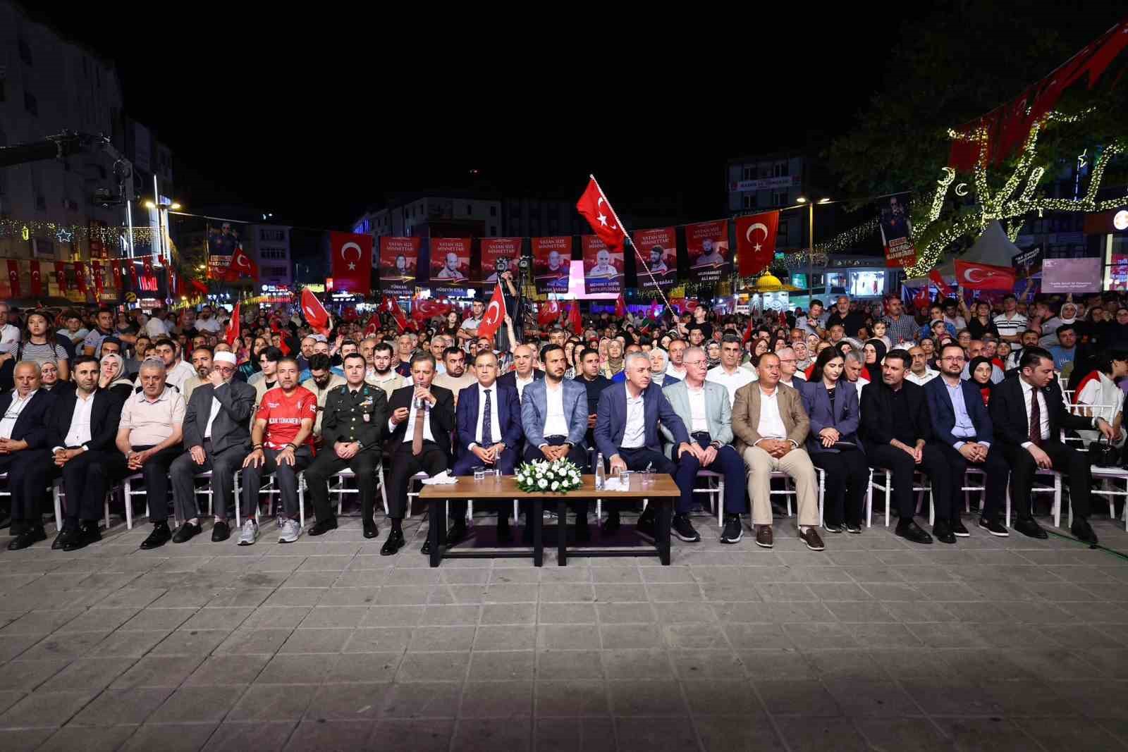 Esenler’de 253 metrelik bayrakla 15 Temmuz şehitleri anıldı 5 esenlerde 253 metrelik bayrakla 15 temmuz sehitleri anildi 1 jHwk6iEM