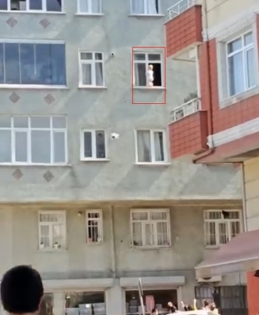 esenlerde-3uncu-katin-evin-penceresinde-yuruyen-bebek-yurekleri-agza-getirdi-g1LXjgMf.jpg