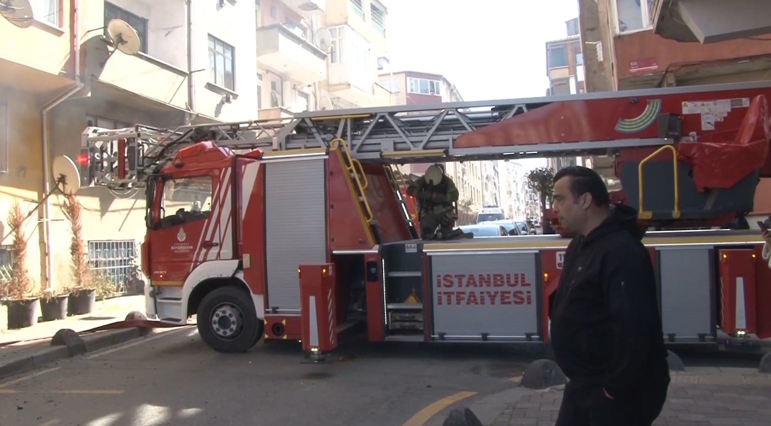 Esenler’de 4 katlı binanın çatısı alev alev yandı 6 esenlerde 4 katli binanin catisi alev alev yandi 2 pBeXyGvh