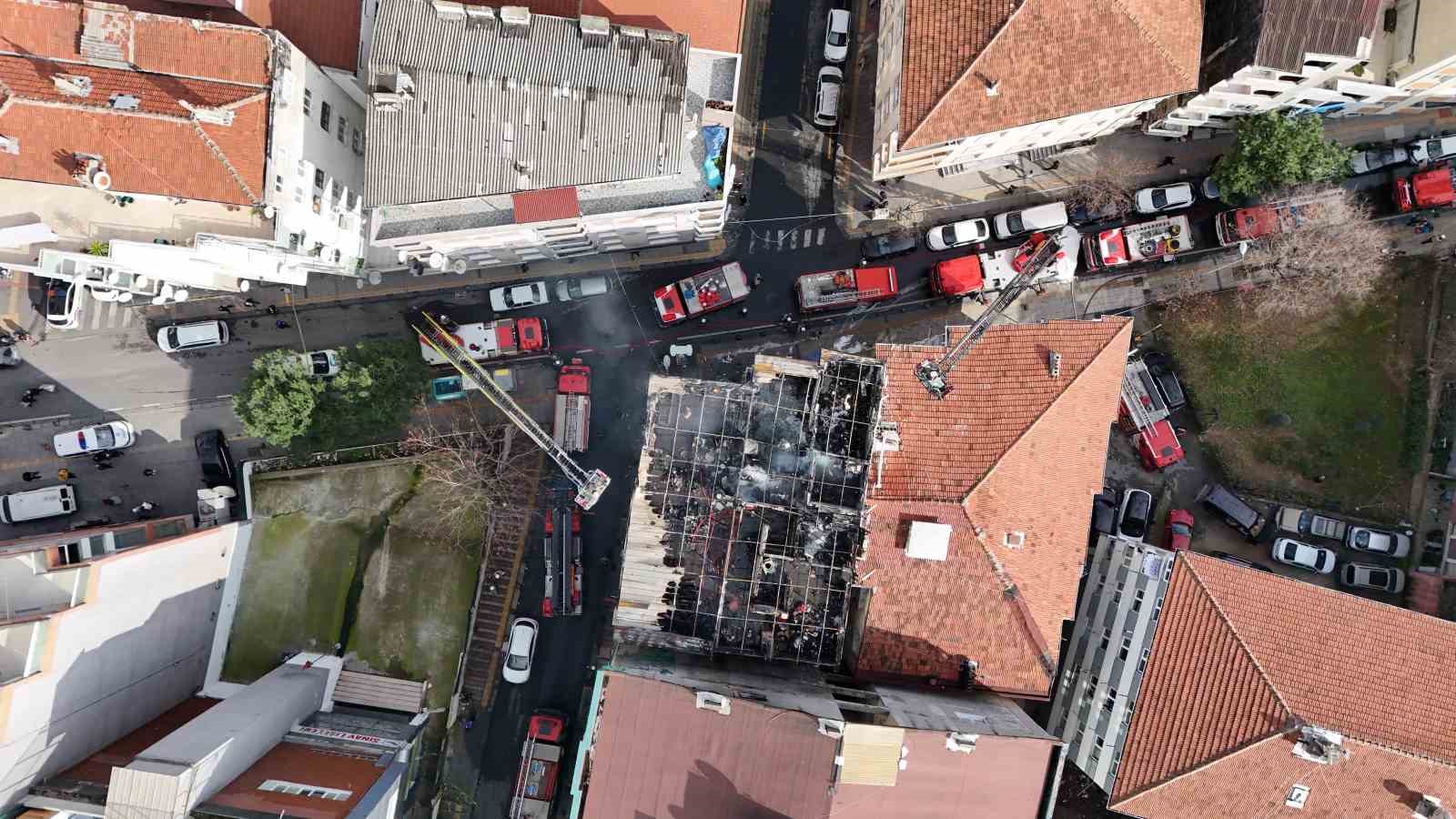 esenlerde binanin en ust katinda cikan yanginda alevler gokyuzune yukseldi 1 treRfrlK