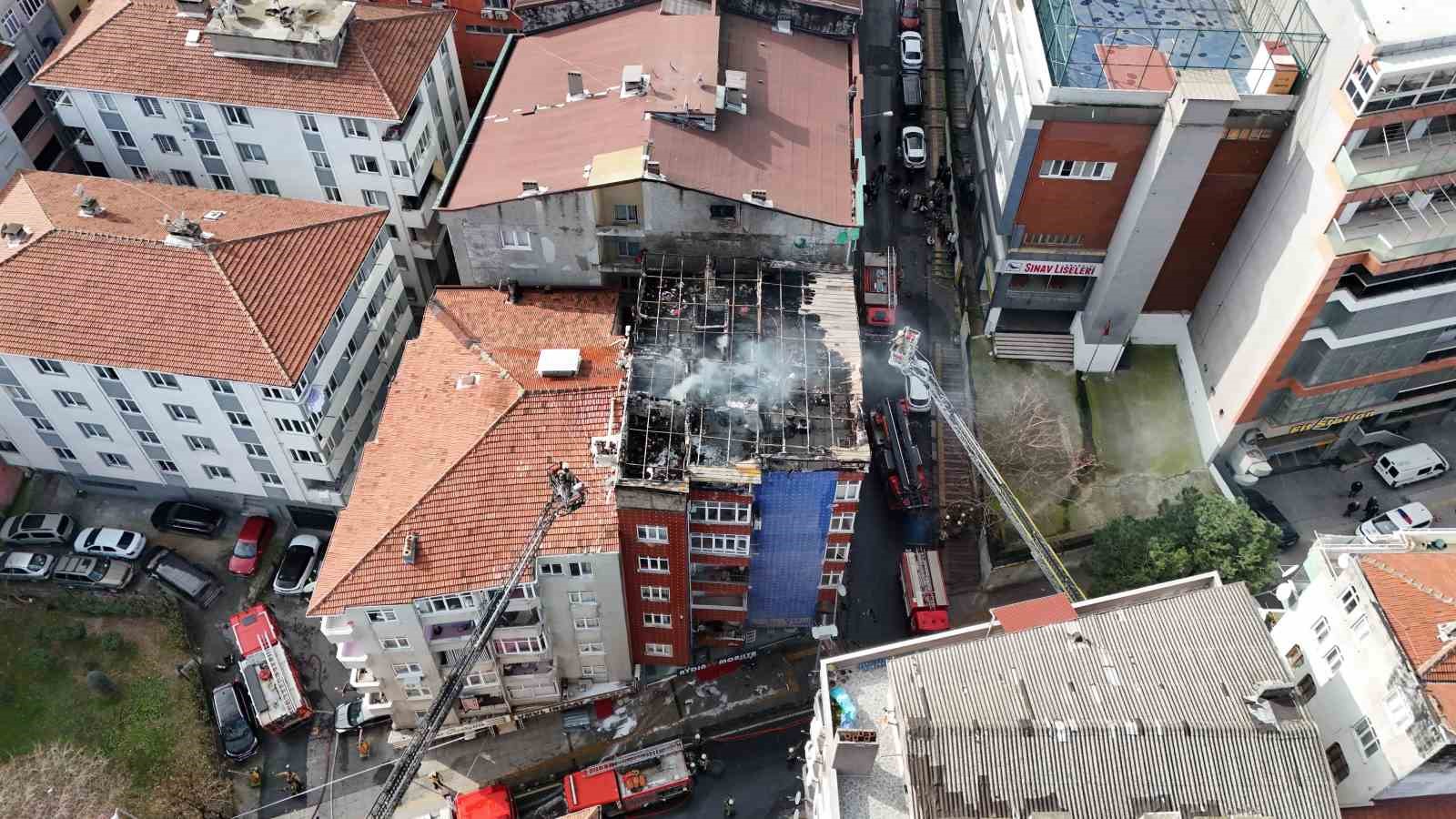 esenlerde binanin en ust katinda cikan yanginda alevler gokyuzune yukseldi 3 kzEIgC55
