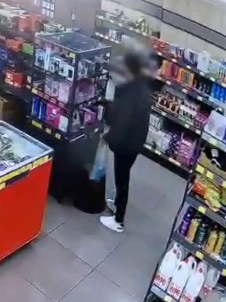 esenlerde bir zincir markette hirsizlik vitrindeki cep telefonunu boyle caldi 0 2eXhrlW9