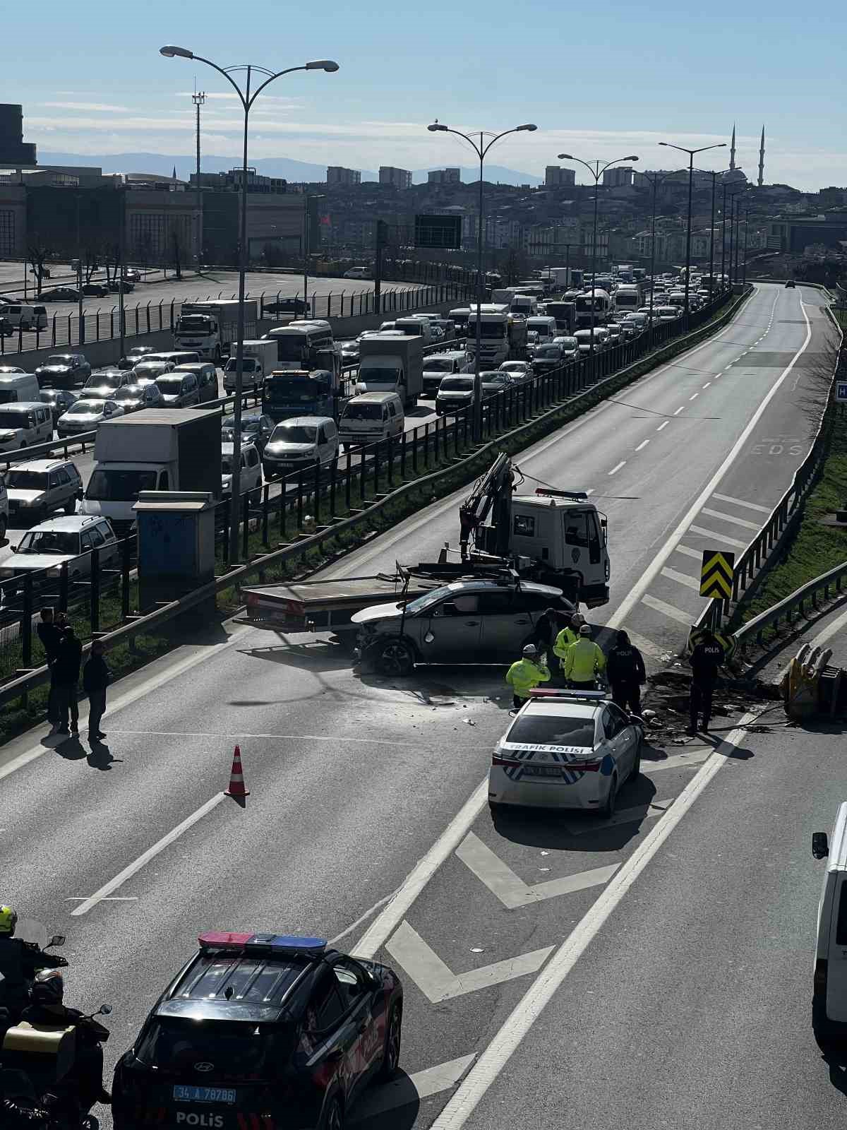 esenlerde cip refuje carpti aracta sikisan surucu yaralandi 1 uTsdU9Gn