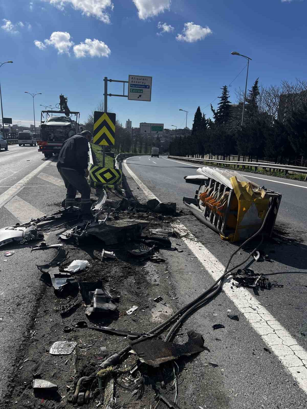 esenlerde cip refuje carpti aracta sikisan surucu yaralandi 2 lFqTp7GI