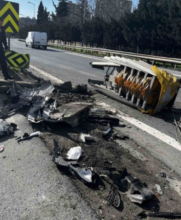 esenlerde-cip-refuje-carpti-aracta-sikisan-surucu-yaralandi-x5wtqAUB.jpg