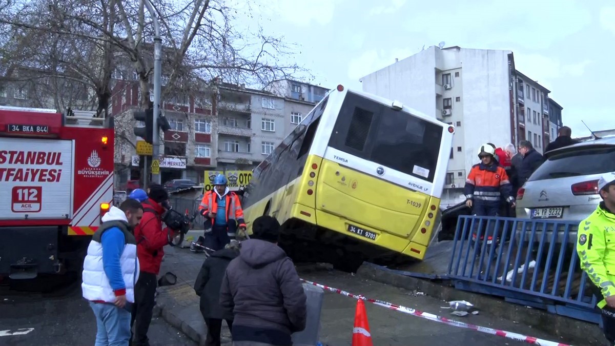 Esenler’de İETT Otobüsünün direksiyon hakimiyetini kaybetmesi sonucu otoparka daldı. Olay yerine çok sayıda ekip sevk edildi. 5 esenlerde iett otobusunun direksiyon hakimiyetini kaybetmesi sonucu otoparka daldi olay yerine cok sayida ekip PAuKlB59