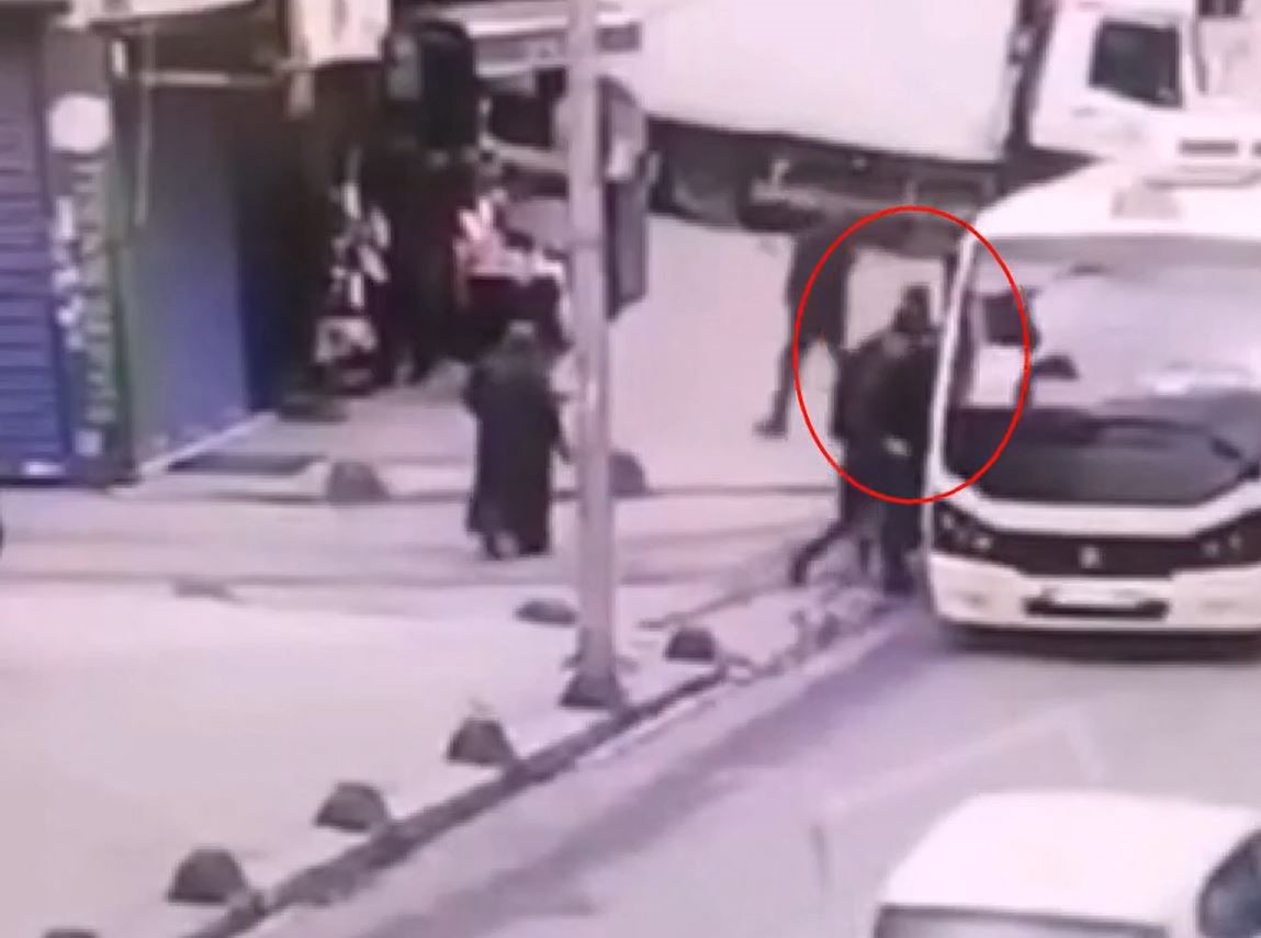 esenlerde minibuste bir kadinin cep telefonu yankesicilik yontemi ile calindi 2 2hIVzDnk