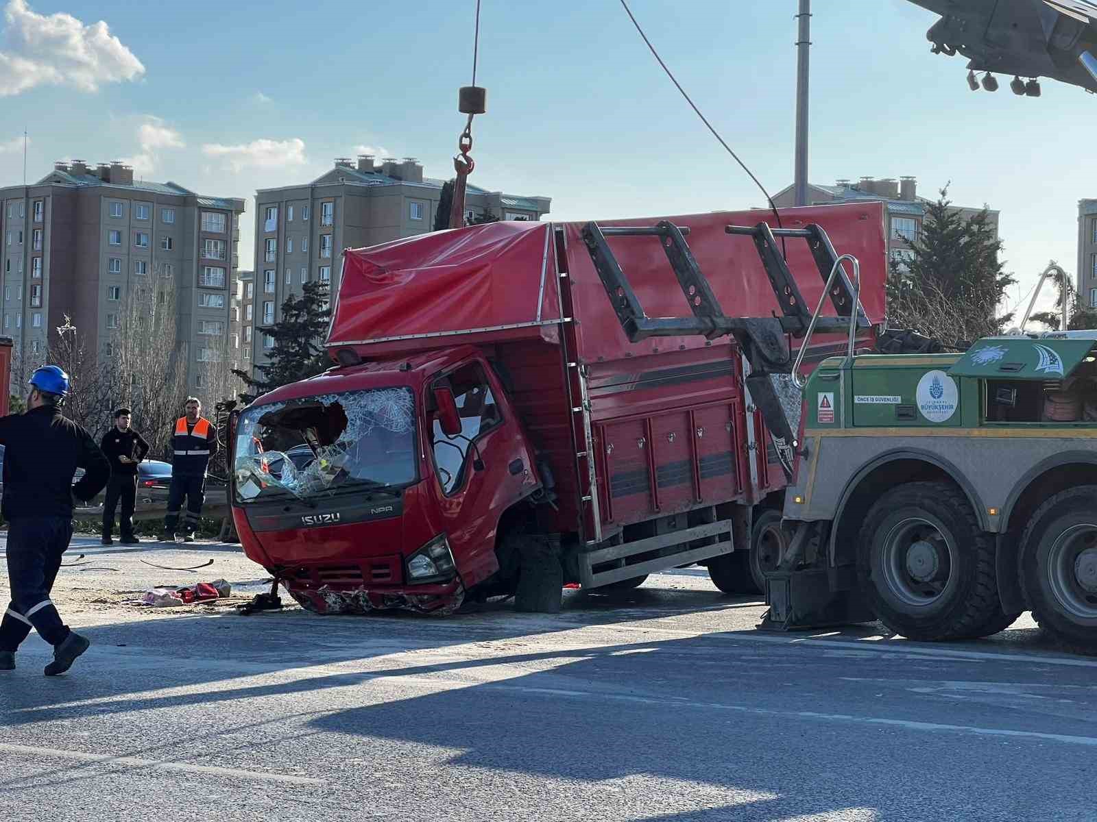 esenlerde otomobil kamyonete carpti 6 yarali 1 CmELRESA