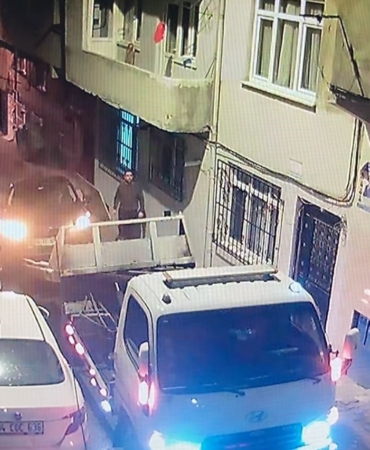 esenlerde-otomobil-yuklu-cekici-13-araca-carpti-1-kisinin-yaralandigi-kaza-kamerada-8vqIBuIp.jpg