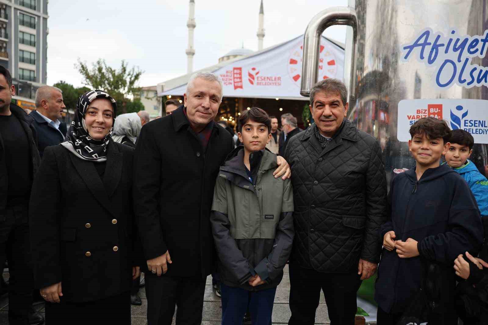 Esenler’de Uluslararası Dünya Çay Günü Coşkusu: Vatandaşlara 55 çeşit çay ikram edildi 10 esenlerde uluslararasi dunya cay gunu coskusu vatandaslara 55 cesit cay ikram edildi 6 KpUykURY