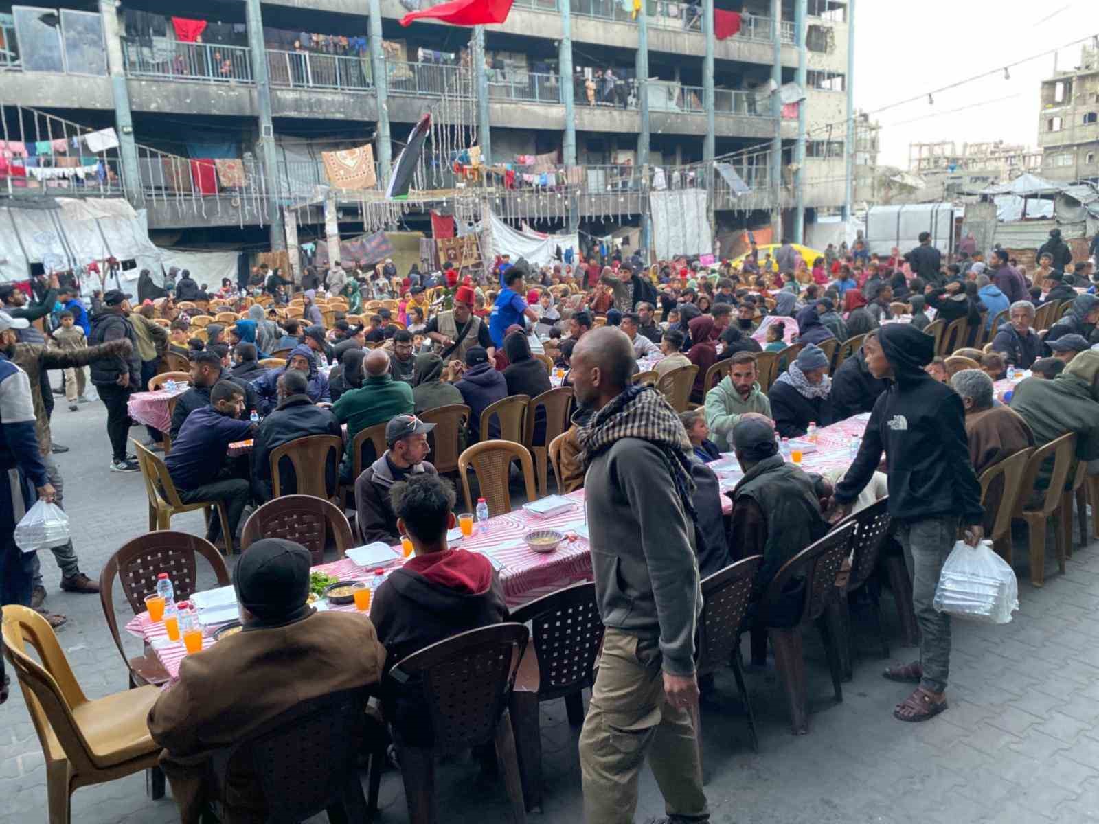 esenlerden gazzeye 10 bin kisilik iftar sofrasi 1
