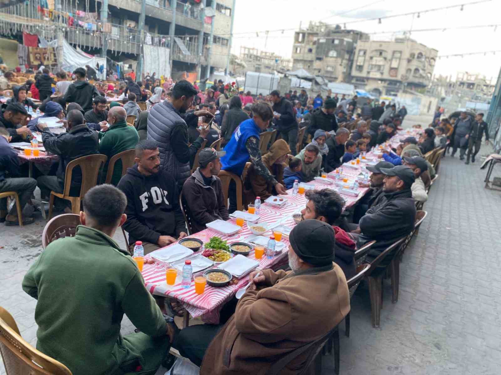 esenlerden gazzeye 10 bin kisilik iftar sofrasi 3 gF1UK9sJ