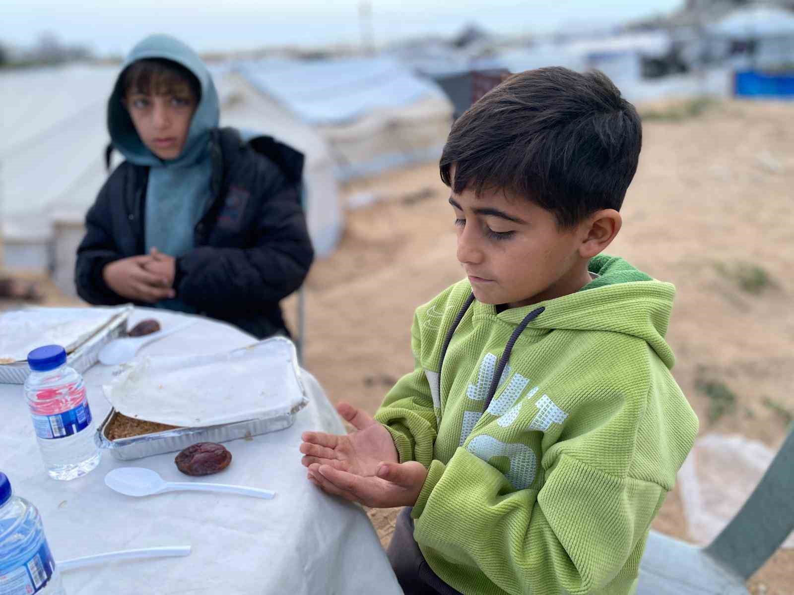 esenlerden gazzeye 10 bin kisilik iftar sofrasi 5 IXBkyyph