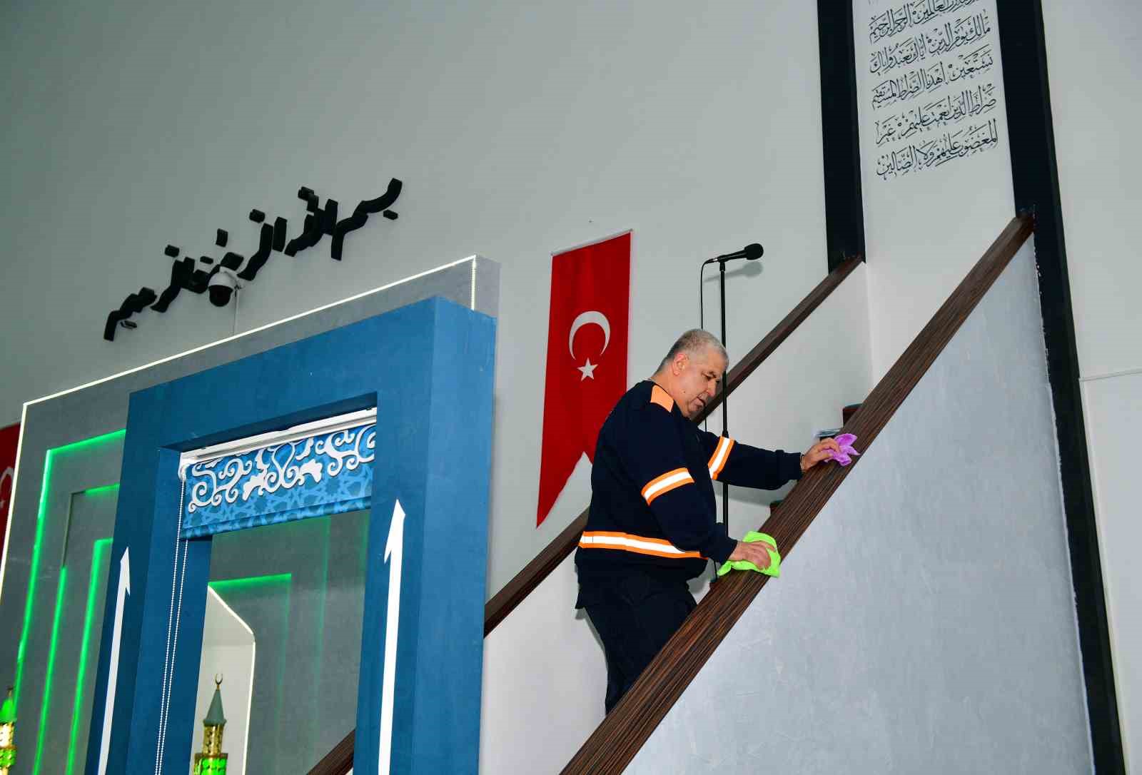 esenyurt bayrama hazir ilce genelinde kapsamli temizlik seferberligi 2 lh7g9gWm