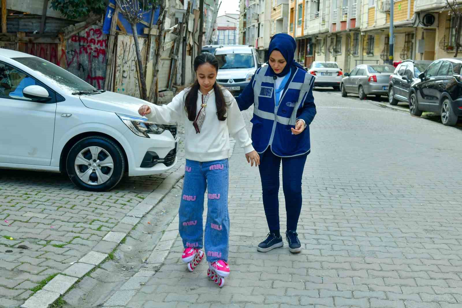 Esenyurt Belediye Başkan Vekili Can Aksoy, 11 yaşındaki Nazlı’ya paten sürprizi 5 esenyurt belediye baskan vekili can aksoy 11 yasindaki nazliya paten surprizi 1