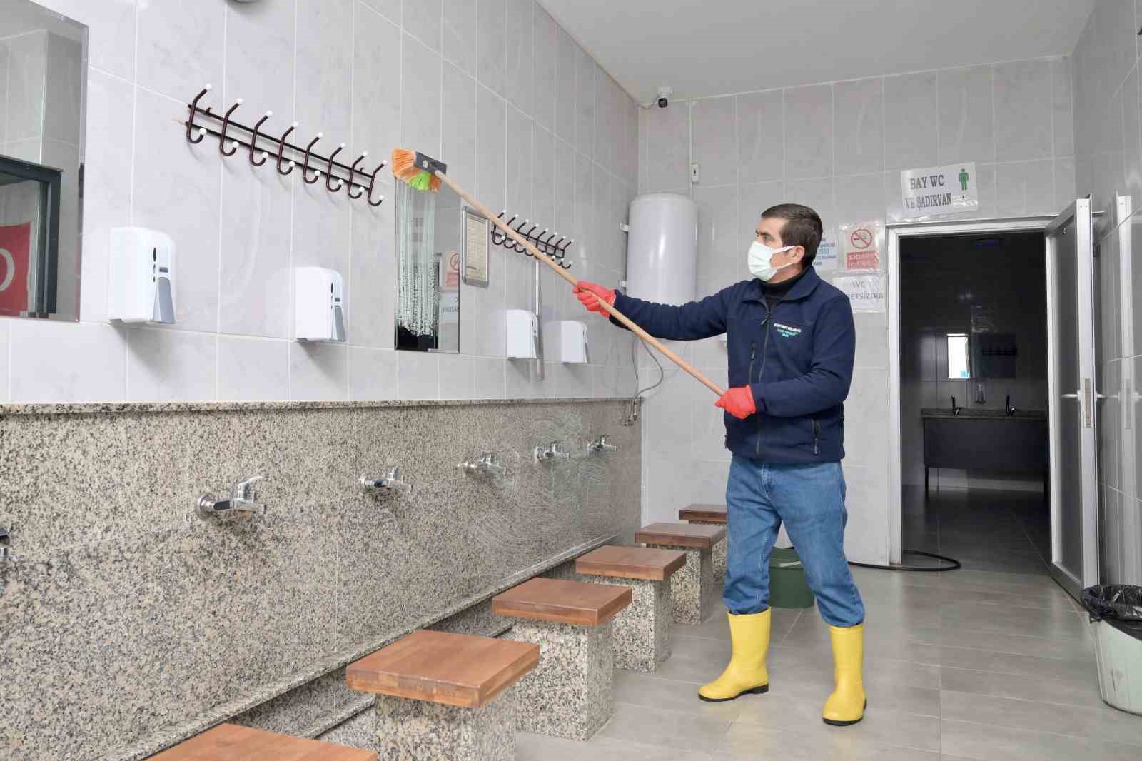 Esenyurt Belediyesi camilerde hijyen ve bakım hizmetlerini yeniledi 8 esenyurt belediyesi camilerde hijyen ve bakim hizmetlerini yeniledi 4 q1UcfFIT