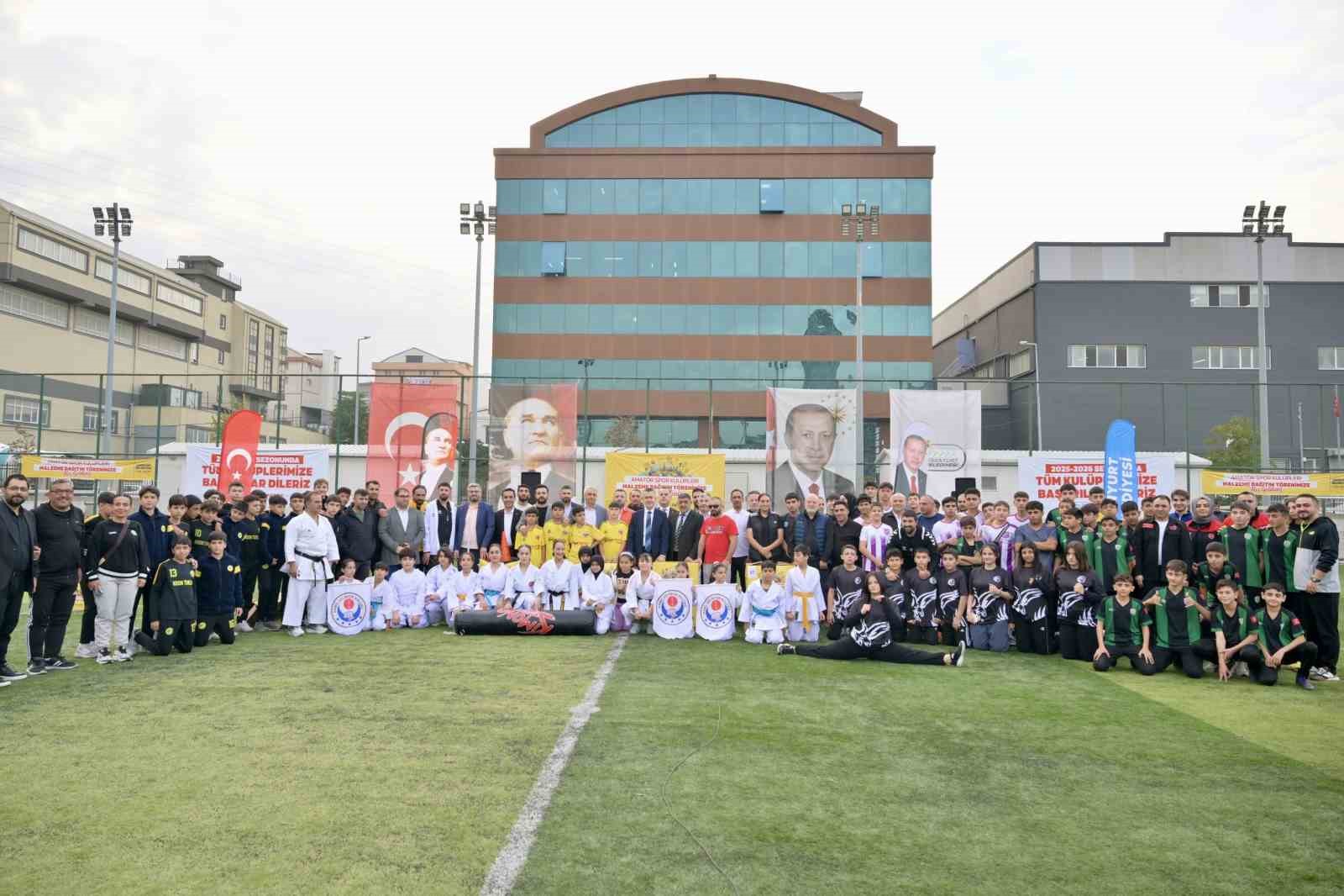 Esenyurt Belediyesi’nden amatör spor kulüplerine malzeme desteği 10 esenyurt belediyesinden amator spor kuluplerine malzeme destegi 6 m1VJf6mM