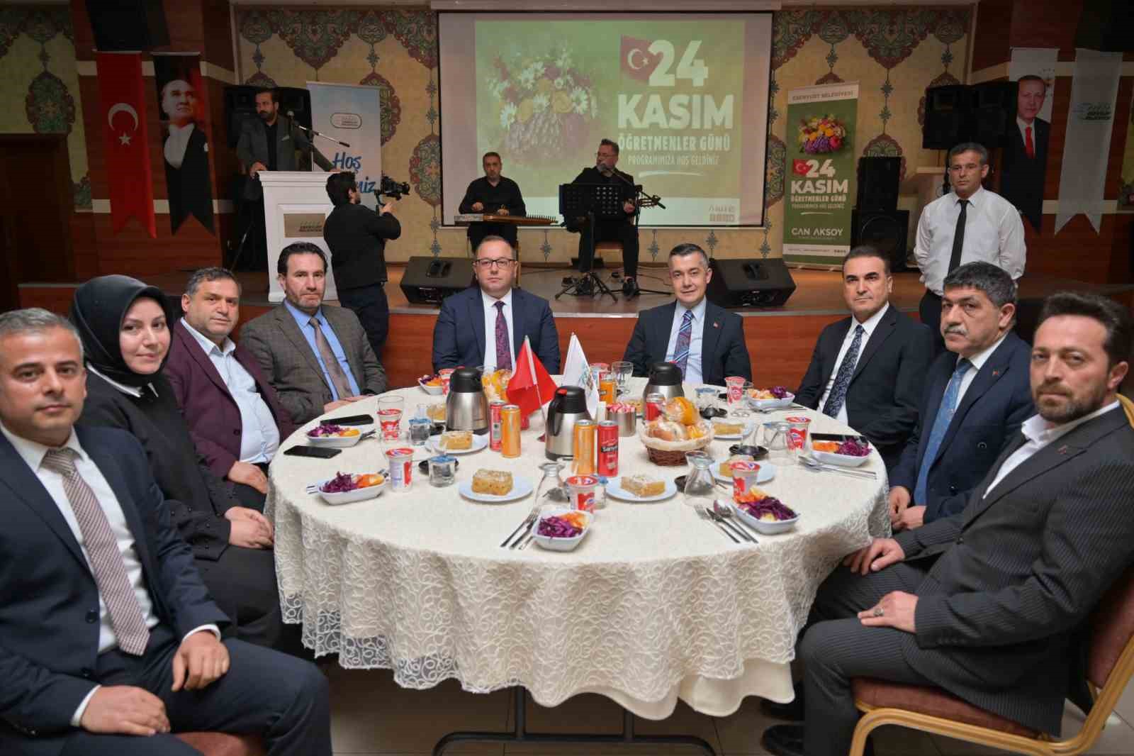 esenyurt belediyesinden ogretmenler gunune ozel yemek programi 3 RFerbdry
