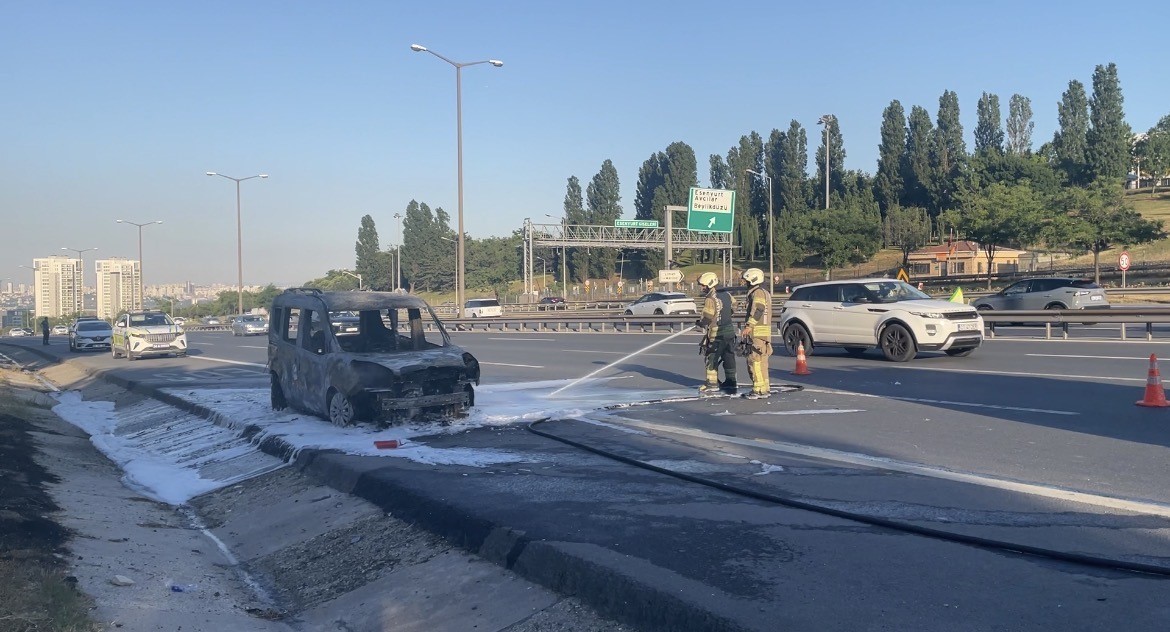 esenyurt tem otoyolunda hafif ticari arac alev alev yandi 0