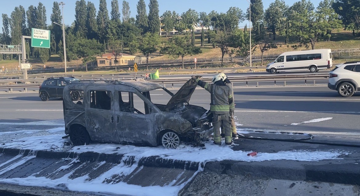 esenyurt tem otoyolunda hafif ticari arac alev alev yandi 1