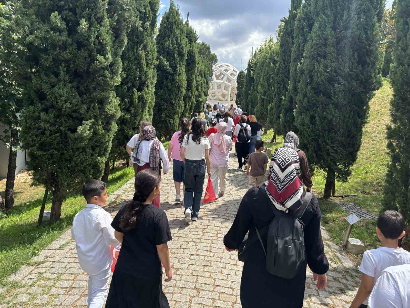 esenyurtlu ailelerden 15 temmuz sehitlerine vefa ziyareti 0 KA9tWgzU