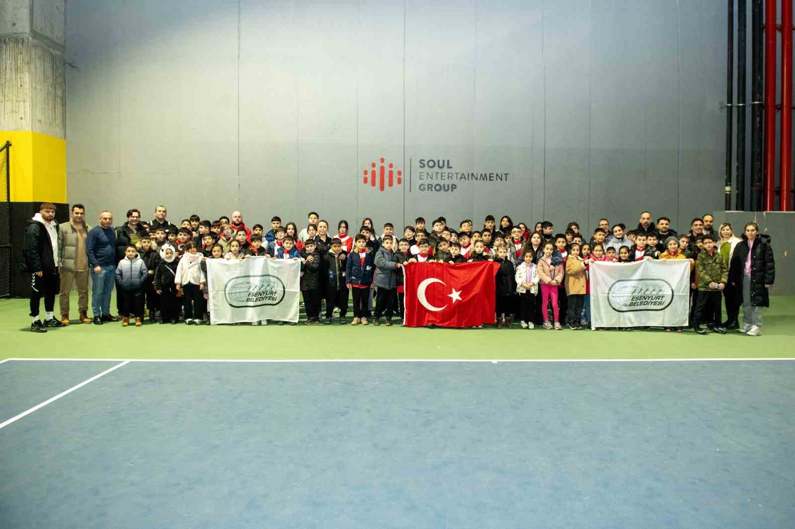 esenyurtlu ogrenciler avrupanin en buyuk tenis akademilerinden birini ziyaret etti 0 w97siS9Q