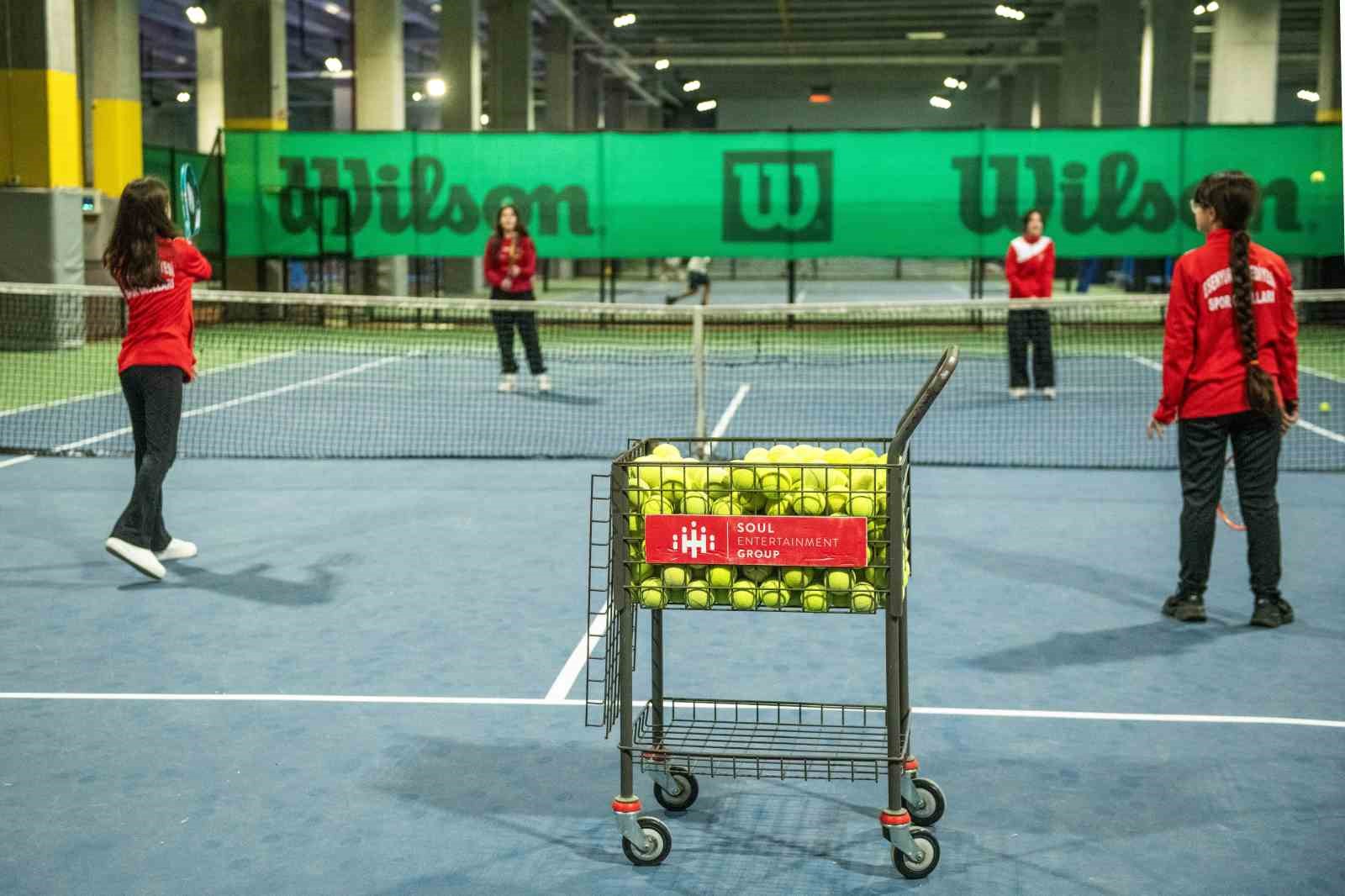 esenyurtlu ogrenciler avrupanin en buyuk tenis akademilerinden birini ziyaret etti 2 YeSu84Ij