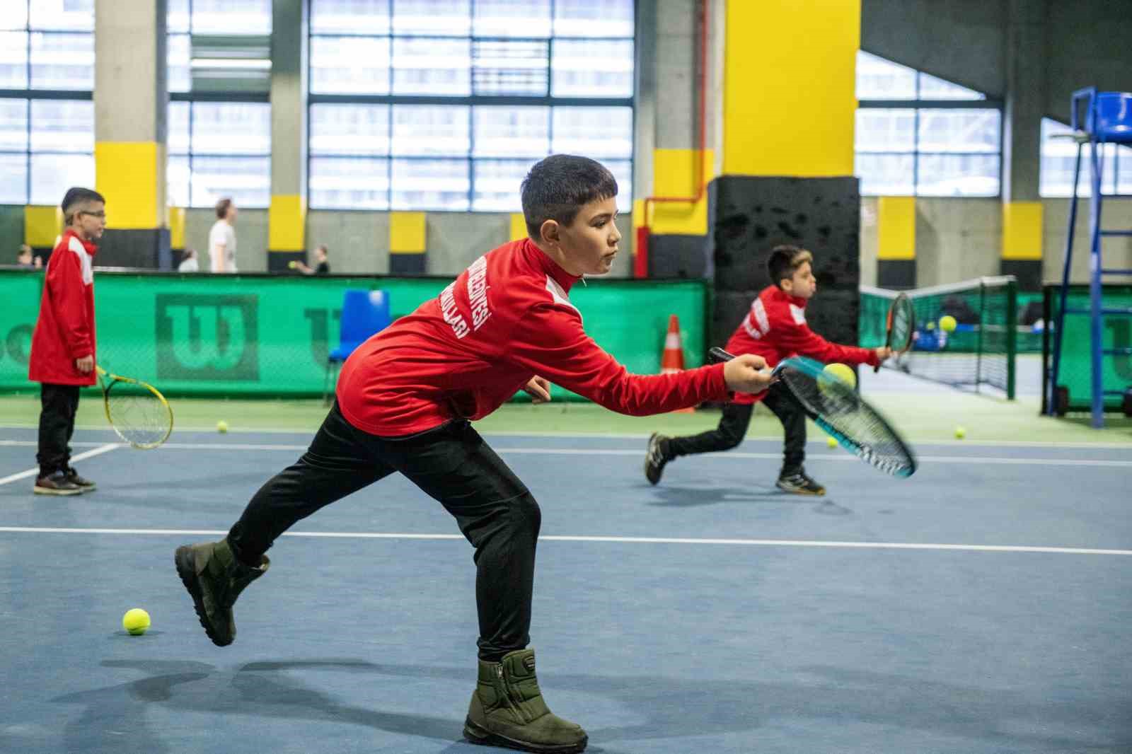 esenyurtlu ogrenciler avrupanin en buyuk tenis akademilerinden birini ziyaret etti 3 cmkSRF4K