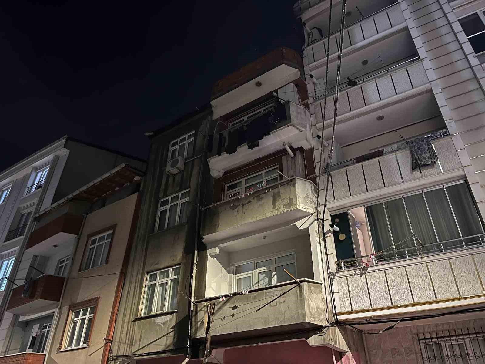 Esenyurt’ta 3 katlı binanın çatısı alev alev yandı 4 esenyurtta 3 katli binanin catisi alev alev yandi 0 a7T3gHig