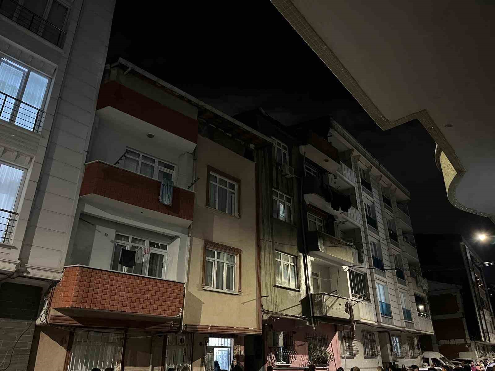 Esenyurt’ta 3 katlı binanın çatısı alev alev yandı 5 esenyurtta 3 katli binanin catisi alev alev yandi 1 AP11ENzR