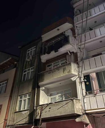esenyurtta-3-katli-binanin-catisi-alev-alev-yandi-hx8vLjZh.jpg