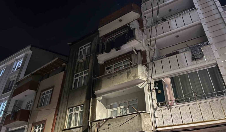 esenyurtta-3-katli-binanin-catisi-alev-alev-yandi-hx8vLjZh.jpg