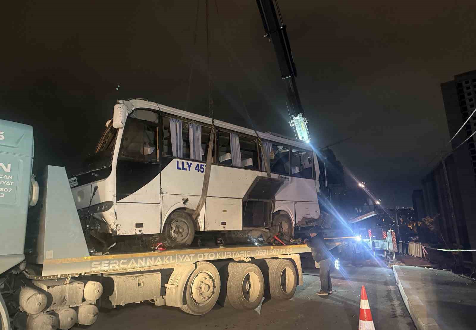 esenyurtta 4 kisinin oldugu kazaya karisan arac olay yerinden kaldirildi 0 Bf6k1QPL