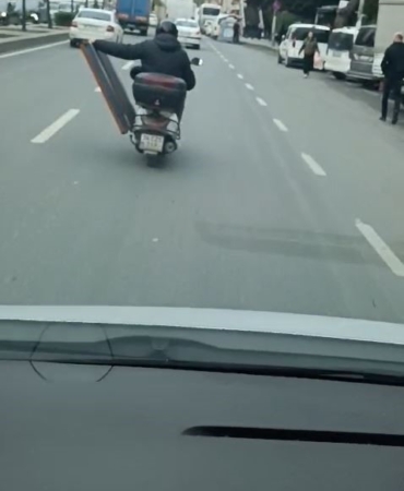 esenyurtta-akan-trafikte-hayrete-dusuren-goruntu-ESNhA7HQ.jpg